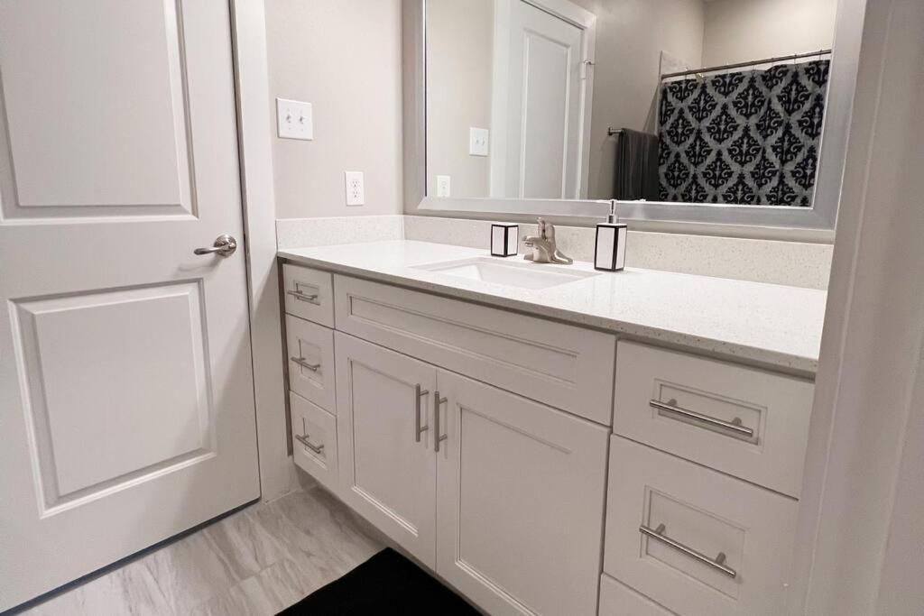Welcome To Our Spacious 2-Bedroom 2-Bathroom Located In The City Of Houston, Texas! Eksteriør bilde